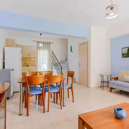 Verano 2-bdrm Maisonette With Shared Garden, Sani *