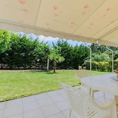 Verano 2-bdrm Maisonette With Shared Garden, Sani Apartamento