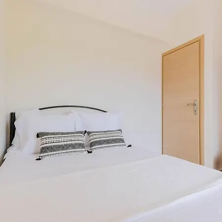 Verano 2-bdrm Maisonette With Shared Garden, Sani