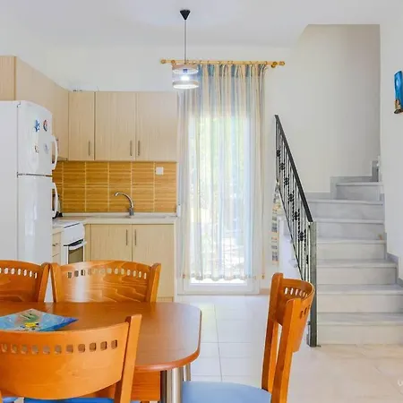 Apartamento Verano 2-bdrm Maisonette With Shared Garden, Sani *