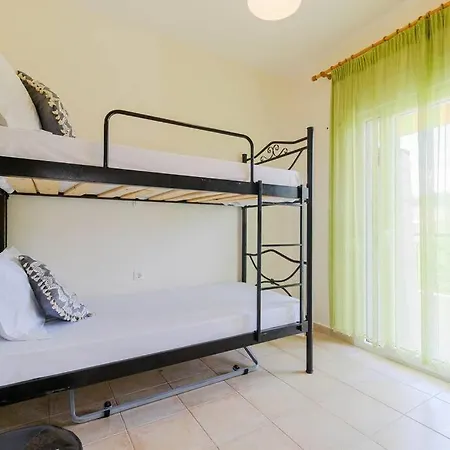 Apartamento Verano 2-bdrm Maisonette With Shared Garden, Sani