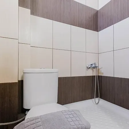 Verano 2-bdrm Maisonette With Shared Garden, Sani Apartamento *