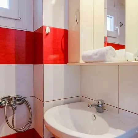 Verano 2-bdrm Maisonette With Shared Garden, Sani *